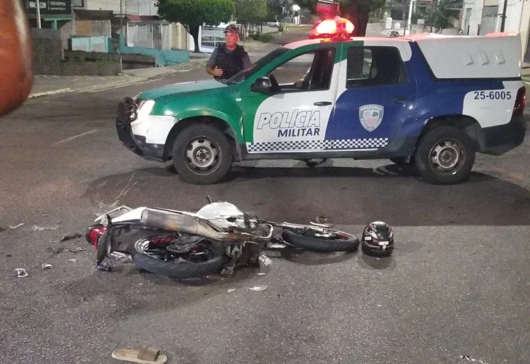 Suspeitos de assalto ficam gravemente feridos após colisão entre moto e ônibus em Manaus